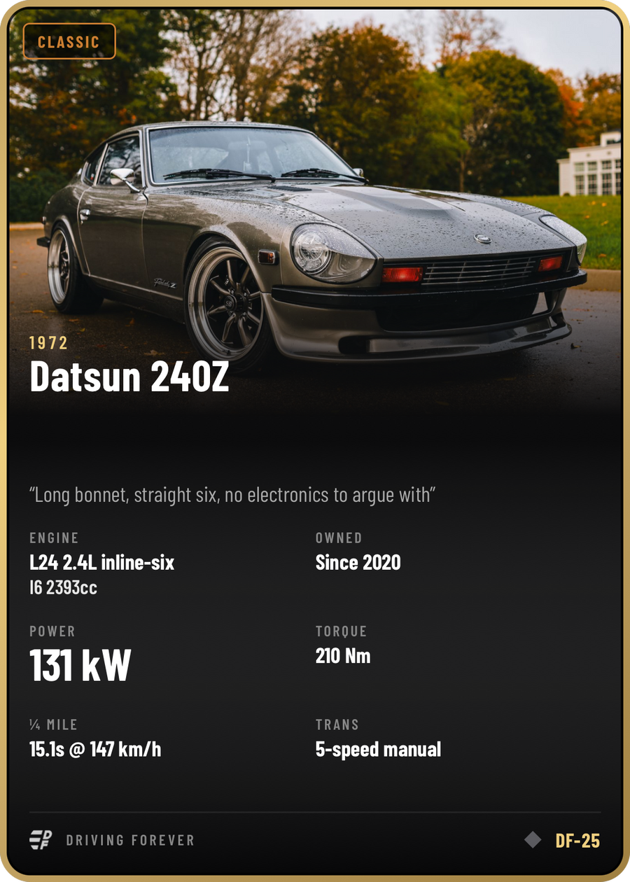 Una tarjeta de miembro de Driving Forever de un Datsun 240Z de 1972