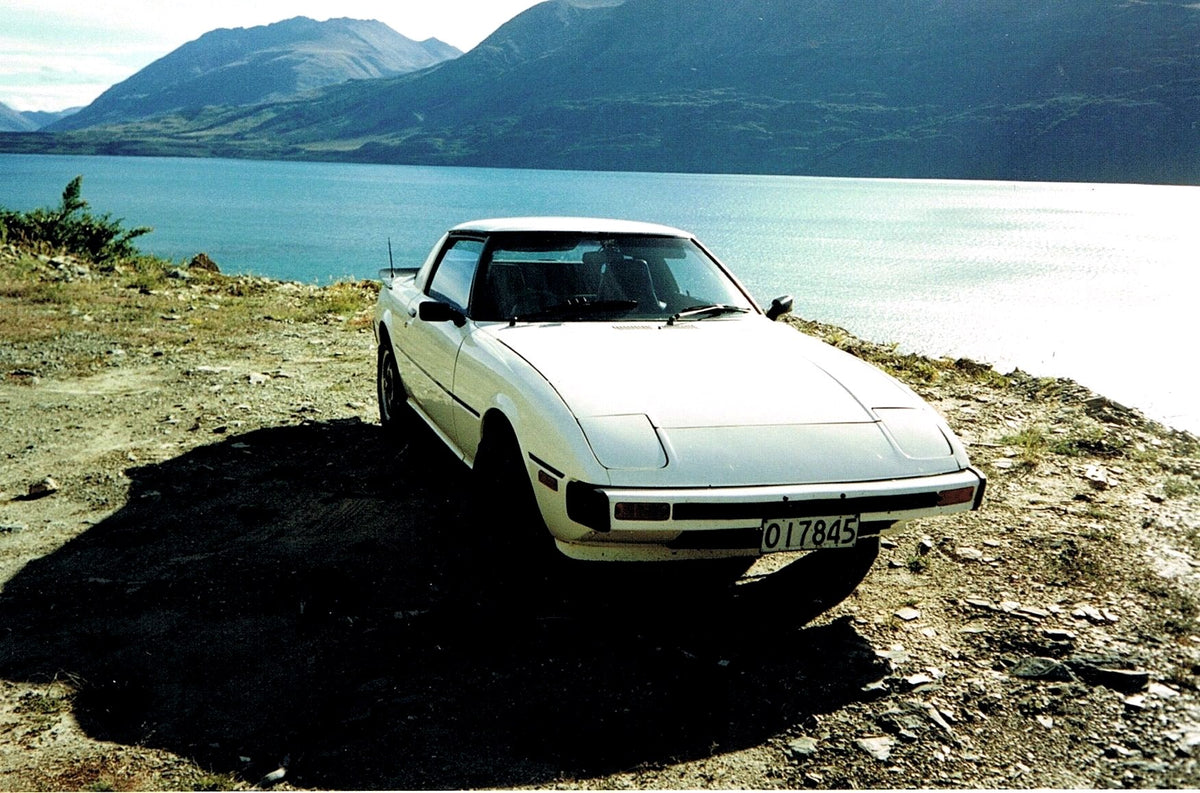 El Mazda RX-7 de Mike sobre el lago